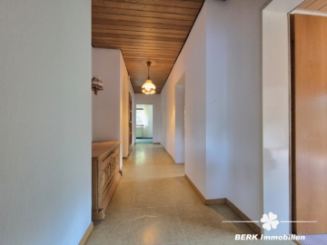 *RESERVIERT* BERK Immobilien – Fernblick vom Feinsten: charmantes ZFH in Johannesberg - Flur EG (104503)