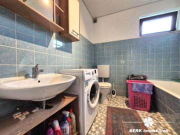 *RESERVIERT* BERK Immobilien – Fernblick vom Feinsten: charmantes ZFH in Johannesberg - Bad UG (104494)