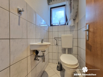 *RESERVIERT* BERK Immobilien – Fernblick vom Feinsten: charmantes ZFH in Johannesberg - WC EG (104505)