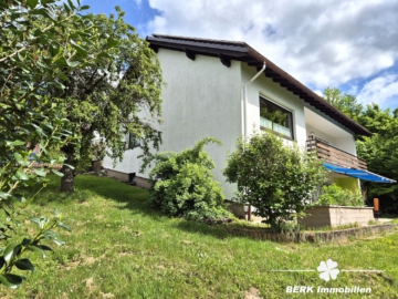 *RESERVIERT* BERK Immobilien – Fernblick vom Feinsten: charmantes ZFH in Johannesberg - seitliche Ansicht Garten (104490)