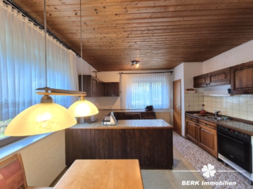 *RESERVIERT* BERK Immobilien – Fernblick vom Feinsten: charmantes ZFH in Johannesberg - Wohnküche EG (104501)