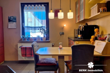 BERK Immobilien – Wohnhaus mit Herz: Gemütlichkeit und Scheune auf großem Grundstück - Küche Essbereich (108733)