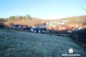 BERK Immobilien – Wohnhaus mit Herz: Gemütlichkeit und Scheune auf großem Grundstück - Gartenansicht (108742)