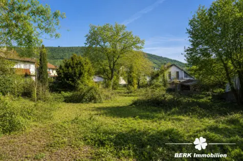 VERKAUFT – BERK Immobilien – Einzigartiges Grundstück mit herrlichem Blick über Weinberge und historische Burgkulisse - Baugrundstück - KI optimiert (130976)
