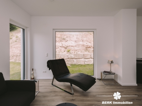 BERK Immobilien – Zukunftssicheres Wohnen mit Aussicht: Neuwertiges Effizienzhaus in Neuhütten - Wohnzimmer (125759)
