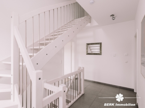 BERK Immobilien – Zukunftssicheres Wohnen mit Aussicht: Neuwertiges Effizienzhaus in Neuhütten - Treppe (125763)