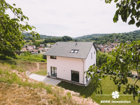 BERK Immobilien – Zukunftssicheres Wohnen mit Aussicht: Neuwertiges Effizienzhaus in Neuhütten - Traumhafter Weitblick (125752)