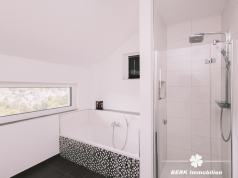 BERK Immobilien – Zukunftssicheres Wohnen mit Aussicht: Neuwertiges Effizienzhaus in Neuhütten - Separates Bad am Elternschlafzimmer (125766)