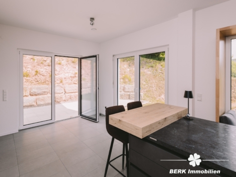 BERK Immobilien – Zukunftssicheres Wohnen mit Aussicht: Neuwertiges Effizienzhaus in Neuhütten - Küche (125757)