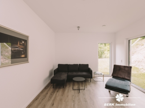 BERK Immobilien – Zukunftssicheres Wohnen mit Aussicht: Neuwertiges Effizienzhaus in Neuhütten - Wohnzimmer (125758)