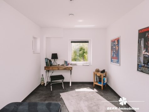BERK Immobilien – Zukunftssicheres Wohnen mit Aussicht: Neuwertiges Effizienzhaus in Neuhütten - Zusätzliche Räume im Untergeschoss (125771)