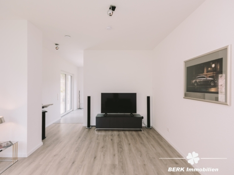 BERK Immobilien – Zukunftssicheres Wohnen mit Aussicht: Neuwertiges Effizienzhaus in Neuhütten - Wohnzimmer (125760)