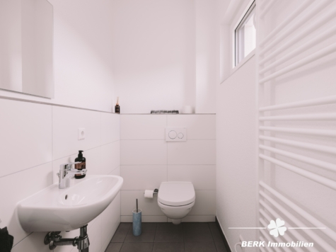 BERK Immobilien – Zukunftssicheres Wohnen mit Aussicht: Neuwertiges Effizienzhaus in Neuhütten - Gäste-WC (125762)