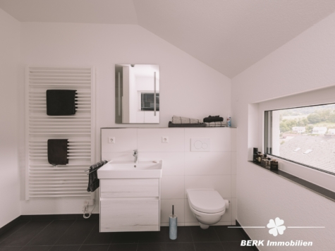 BERK Immobilien – Zukunftssicheres Wohnen mit Aussicht: Neuwertiges Effizienzhaus in Neuhütten - Separates Bad am Elternschlafzimmer (125767)