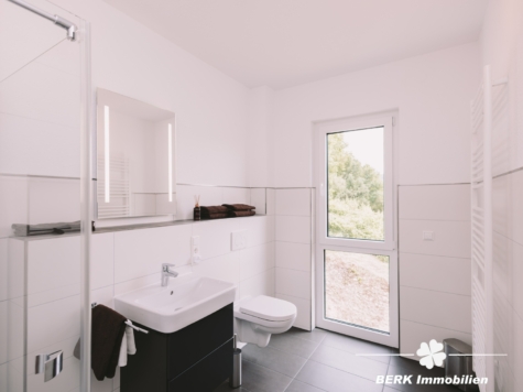BERK Immobilien – Zukunftssicheres Wohnen mit Aussicht: Neuwertiges Effizienzhaus in Neuhütten - Bad im Dachgeschoss (125764)