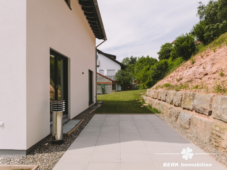 Terrasse hinter dem Haus