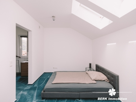 BERK Immobilien – Zukunftssicheres Wohnen mit Aussicht: Neuwertiges Effizienzhaus in Neuhütten - Elternschlafzimmer (125765)