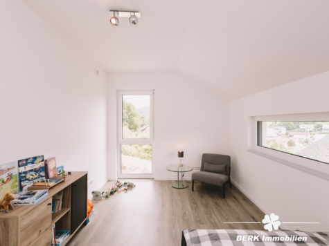 BERK Immobilien – Zukunftssicheres Wohnen mit Aussicht: Neuwertiges Effizienzhaus in Neuhütten - Kinderzimmer 1 (125768)