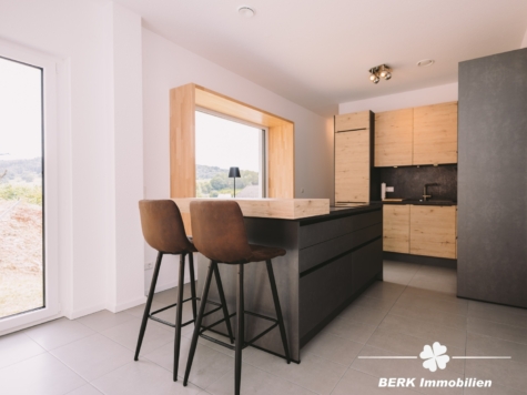 BERK Immobilien – Zukunftssicheres Wohnen mit Aussicht: Neuwertiges Effizienzhaus in Neuhütten - Moderne Küche im Erdgeschoss (125755)