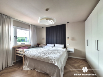 *VERKAUFT* BERK Immobilien – frisch sanierte & sonnige 4-Zimmer-Wohnung mit Balkon, Terrasse & Garten in Krombach - Elternschlafzimmer (106591)