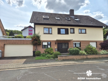 *VERKAUFT* BERK Immobilien – frisch sanierte & sonnige 4-Zimmer-Wohnung mit Balkon, Terrasse & Garten in Krombach - Straßenansicht (106598)