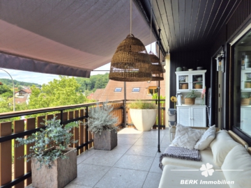 *VERKAUFT* BERK Immobilien – frisch sanierte & sonnige 4-Zimmer-Wohnung mit Balkon, Terrasse & Garten in Krombach - Balkon (106582)