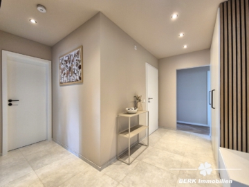 *VERKAUFT* BERK Immobilien – frisch sanierte & sonnige 4-Zimmer-Wohnung mit Balkon, Terrasse & Garten in Krombach - Flur / Eingang (106587)