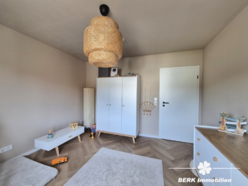 *VERKAUFT* BERK Immobilien – frisch sanierte & sonnige 4-Zimmer-Wohnung mit Balkon, Terrasse & Garten in Krombach - Kinderzimmer (106593)