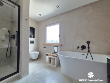 *VERKAUFT* BERK Immobilien – frisch sanierte & sonnige 4-Zimmer-Wohnung mit Balkon, Terrasse & Garten in Krombach - Badezimmer (106589)