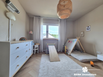*VERKAUFT* BERK Immobilien – frisch sanierte & sonnige 4-Zimmer-Wohnung mit Balkon, Terrasse & Garten in Krombach - Kinderzimmer (106592)