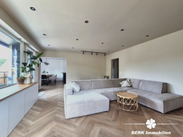 *VERKAUFT* BERK Immobilien – frisch sanierte & sonnige 4-Zimmer-Wohnung mit Balkon, Terrasse & Garten in Krombach - Wohnbereich (106584)