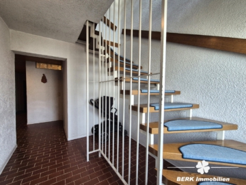 *VERKAUFT* BERK Immobilien – frisch sanierte & sonnige 4-Zimmer-Wohnung mit Balkon, Terrasse & Garten in Krombach - Treppenhaus (106599)