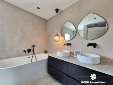 *VERKAUFT* BERK Immobilien – frisch sanierte & sonnige 4-Zimmer-Wohnung mit Balkon, Terrasse & Garten in Krombach - Badezimmer (106588)