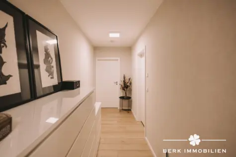 BERK Immobilien – moderne & bezugsfertige 3-Zimmer-Wohnung mit gemütlicher Terrasse in Goldbach - Flur mit Platz für Schränke / Kommode (130285)