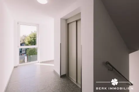 BERK Immobilien – moderne & bezugsfertige 3-Zimmer-Wohnung mit gemütlicher Terrasse in Goldbach - Treppenhaus mit Aufzug (130293)
