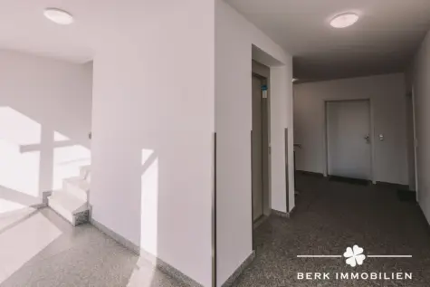BERK Immobilien – moderne & bezugsfertige 3-Zimmer-Wohnung mit gemütlicher Terrasse in Goldbach - Eingangsbereich mit Aufzug und Treppenhaus (130292)