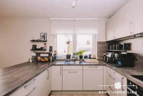 BERK Immobilien – moderne & bezugsfertige 3-Zimmer-Wohnung mit gemütlicher Terrasse in Goldbach - Einbauküche (130270)