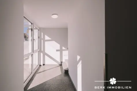 BERK Immobilien – moderne & bezugsfertige 3-Zimmer-Wohnung mit gemütlicher Terrasse in Goldbach - Eingangsbereich (130291)