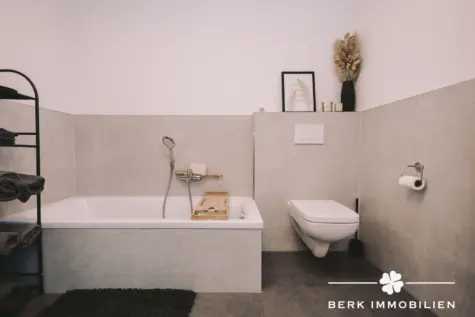 BERK Immobilien – moderne & bezugsfertige 3-Zimmer-Wohnung mit gemütlicher Terrasse in Goldbach - Tageslichtbad mit Badewanne (130279)