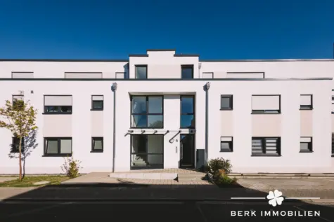 BERK Immobilien – moderne & bezugsfertige 3-Zimmer-Wohnung mit gemütlicher Terrasse in Goldbach - Straßenansicht Haus (130289)