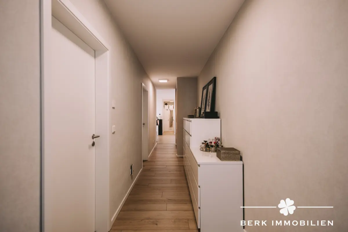 Flur mit Platz für Schränke / Kommode