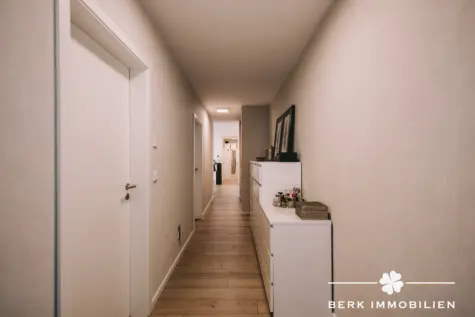 BERK Immobilien – moderne & bezugsfertige 3-Zimmer-Wohnung mit gemütlicher Terrasse in Goldbach - Flur mit Platz für Schränke / Kommode (130284)
