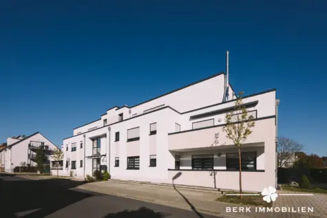BERK Immobilien – moderne & bezugsfertige 3-Zimmer-Wohnung mit gemütlicher Terrasse in Goldbach - Hausansicht (130288)