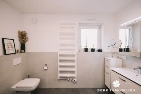 BERK Immobilien – moderne & bezugsfertige 3-Zimmer-Wohnung mit gemütlicher Terrasse in Goldbach - Tageslichtbad (130277)