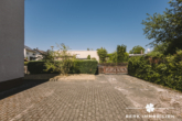 Hof neben dem Haus / vor der Garage
