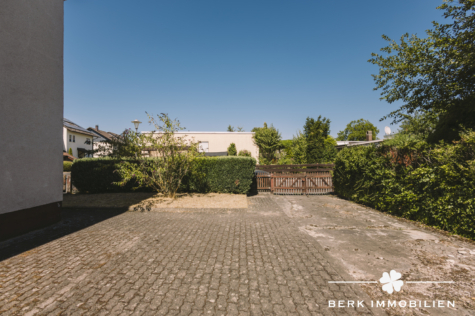 BERK Immobilien – charmantes Doppelhaus mit sonnigem Grundstück im Strietwald mit Erweiterungspotenzial - Hof neben dem Haus / vor der Garage (127272)