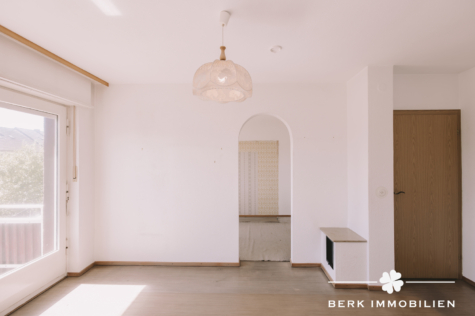 BERK Immobilien – charmantes Doppelhaus mit sonnigem Grundstück im Strietwald mit Erweiterungspotenzial - Schlafzimmer OG mit Balkon & Durchgang ins Kinderzimmer I / Büro (127260)