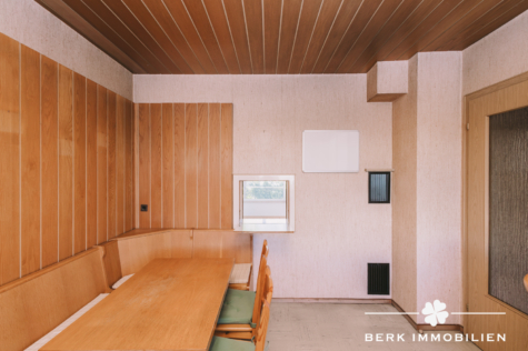 BERK Immobilien – charmantes Doppelhaus mit sonnigem Grundstück im Strietwald mit Erweiterungspotenzial - Küche mit Durchreiche ins Wohn-/Esszimmer (127258)