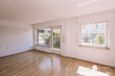 BERK Immobilien – charmantes Doppelhaus mit sonnigem Grundstück im Strietwald mit Erweiterungspotenzial - Wohn-Esszimmer mit Zugang zu Terrasse & Garten (127255)
