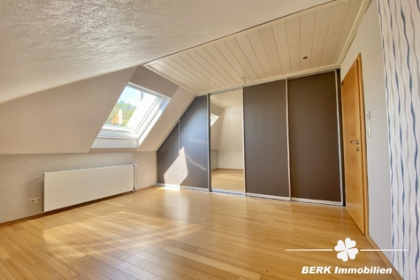 BERK Immobilien – Seltene Gelegenheit: Maisonettewohnung mit Charme in Waldrandlage von Obertshausen - Schlafzimmer (124517)